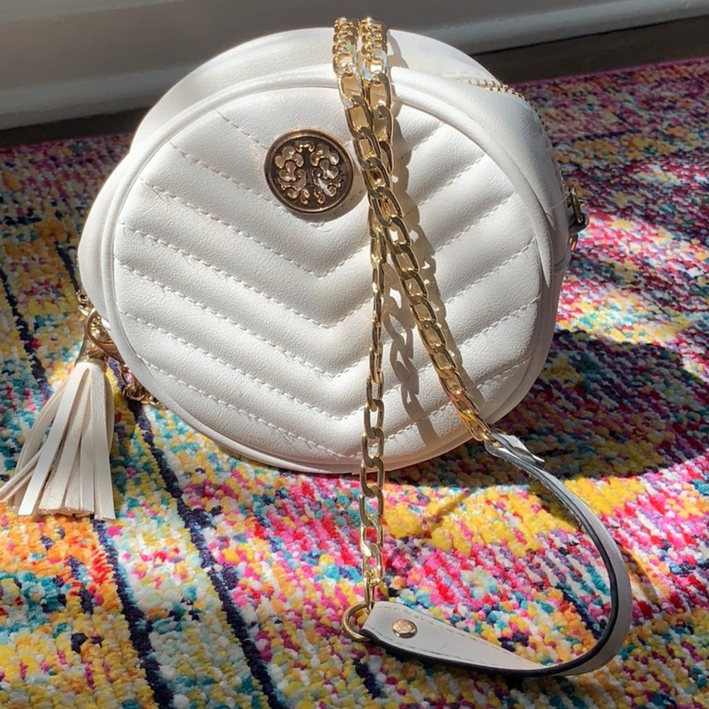 NWOT White Purse w/ Gold chain✨